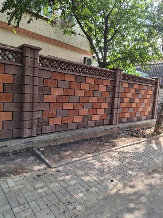 Паркани, колони, колотий блок, кришки, парапети