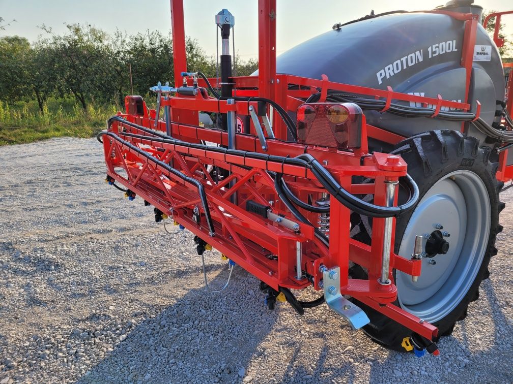 Opryskiwacz  WOPROL PROTON 1500l 15 ręczny arag  

Pojemność 1500l 
Be