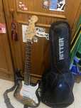 Guitarra Elétrica Squier Bullet Strat (com correia e capa)
