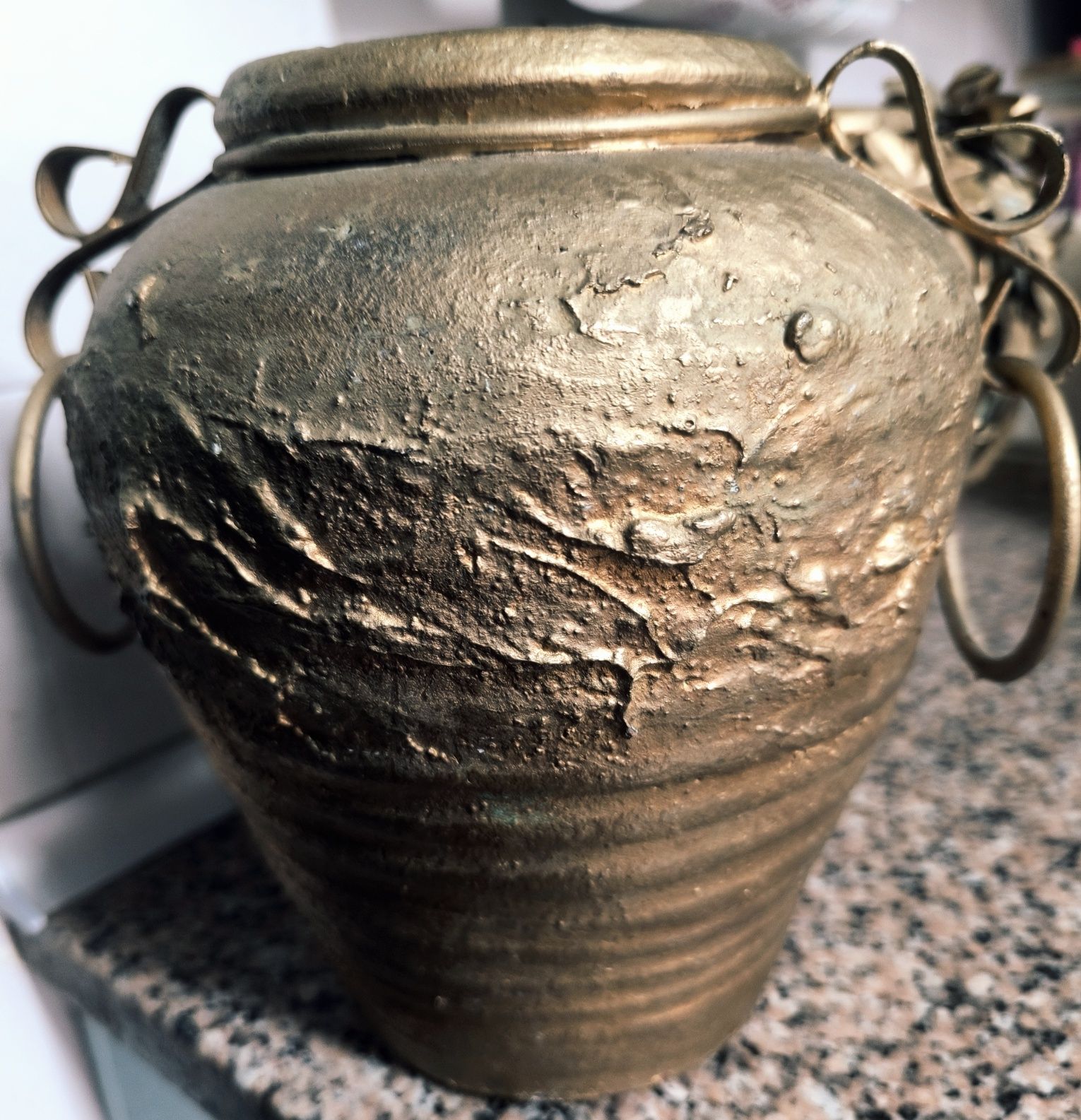 VASO/POTE, em terracota, com aplicaçõesmetalicas e argolas em ferro