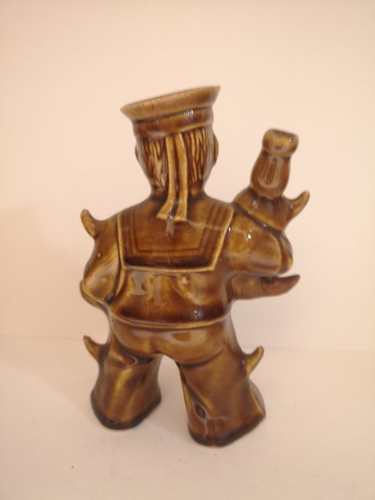 Figurka marynarza z butelką rumu