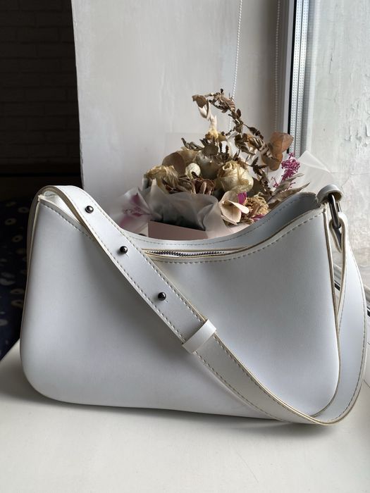 Сумка біла середнього розміру