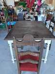 Mesa em madeira com quatro cadeiras