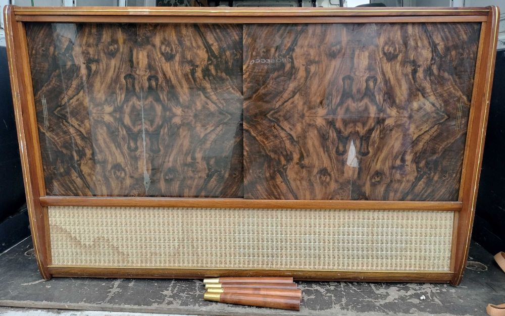 szafka z TV i sprzętem audio