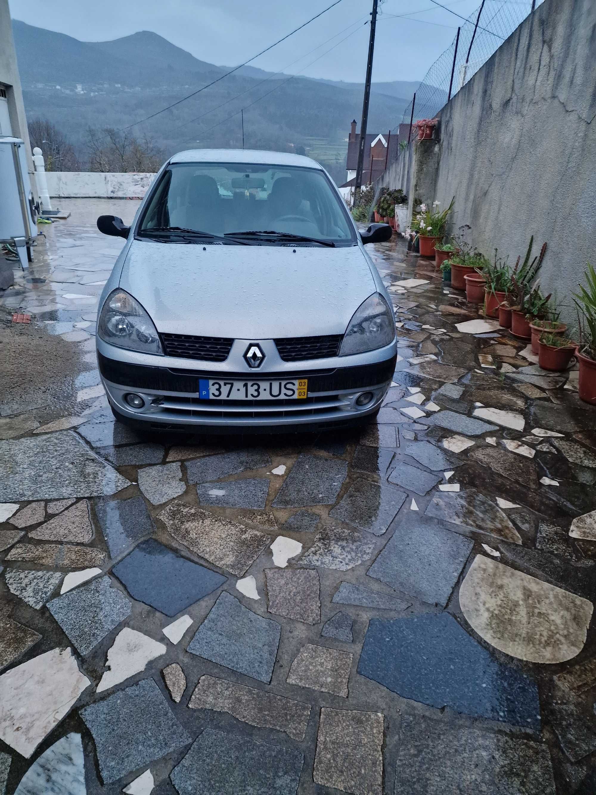 Renault clio cinzento
