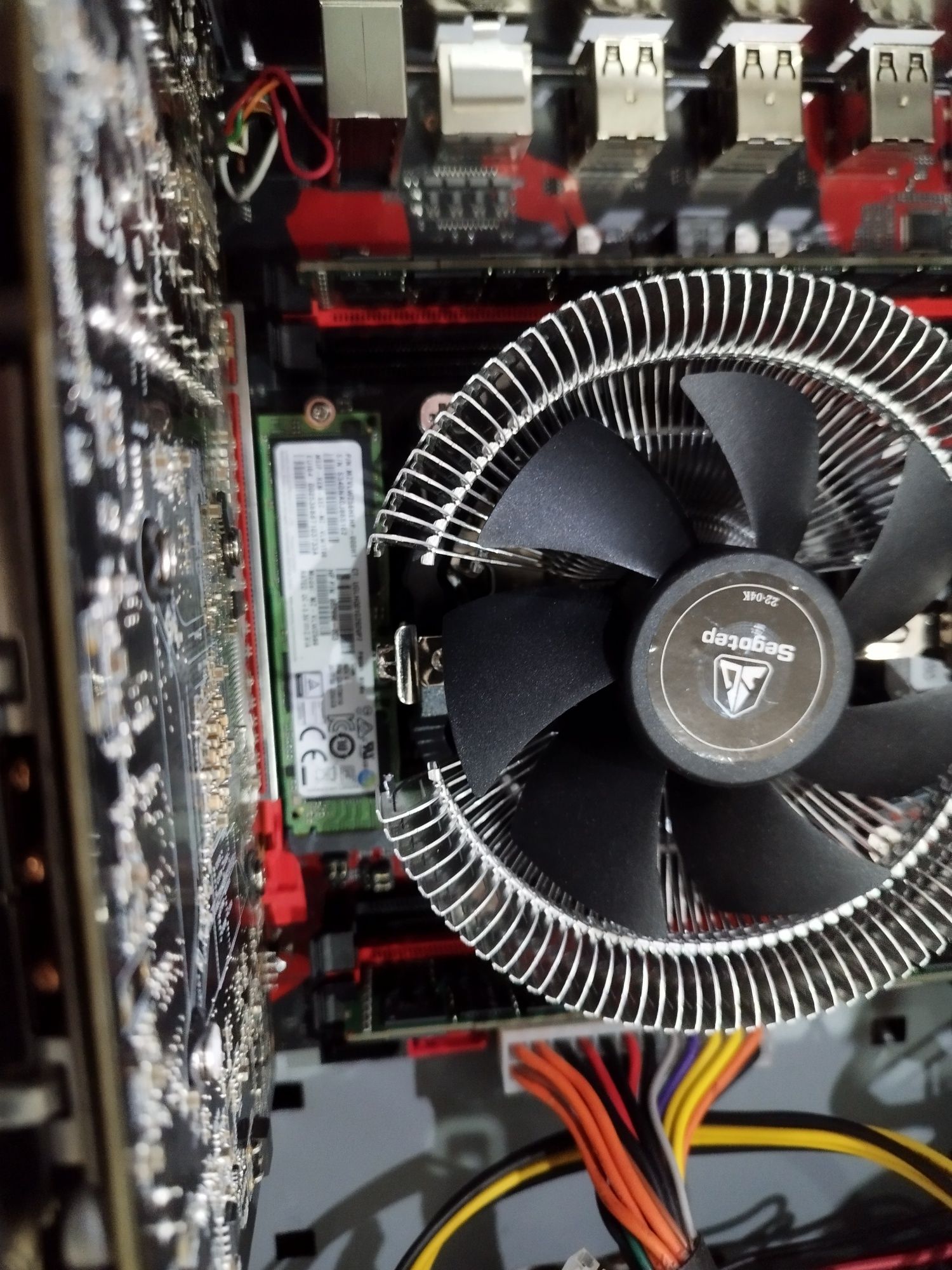 Komputer Xenon i7  16x 2,6GHz.