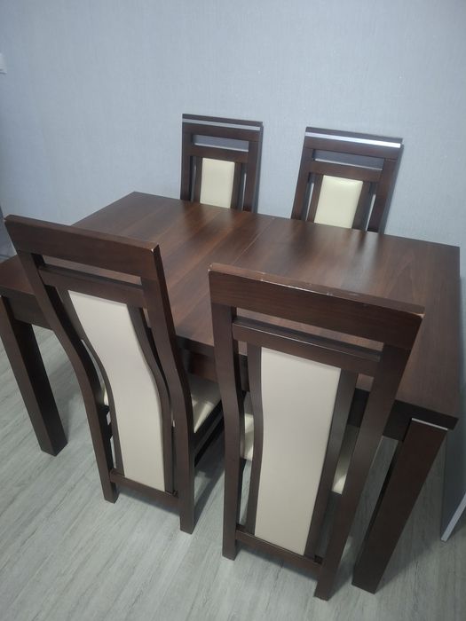 Stół rozkładany z 6 krzesłami