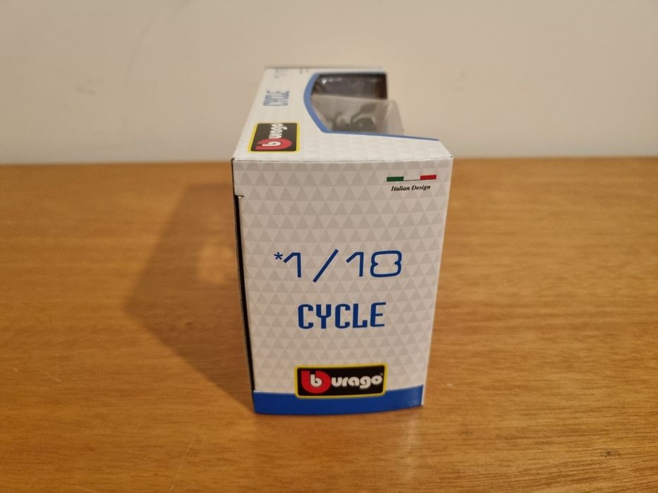 Bburago - Miniatura da Mota Honda África Twin Adventure [Escala 1:18]