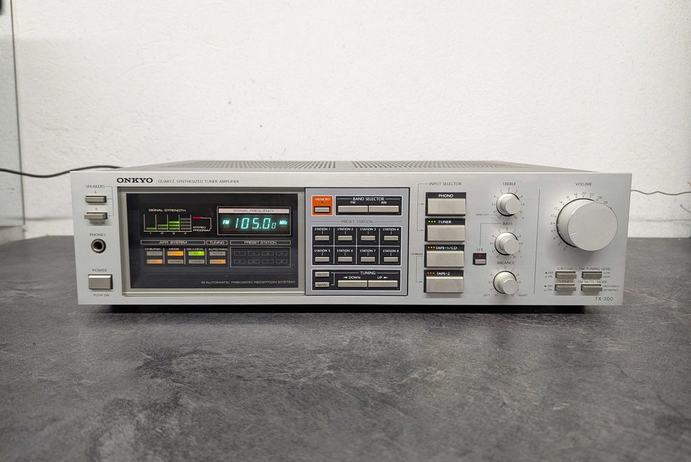 Cтерео ресивер Onkyo TX-300.