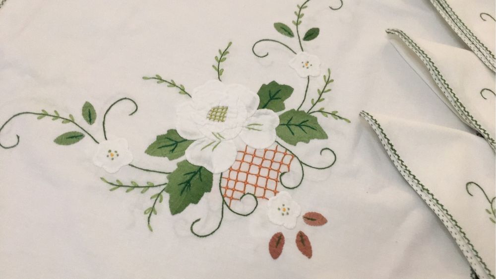 Linda toalha bordada e arte aplicada com 12. Guardanapos