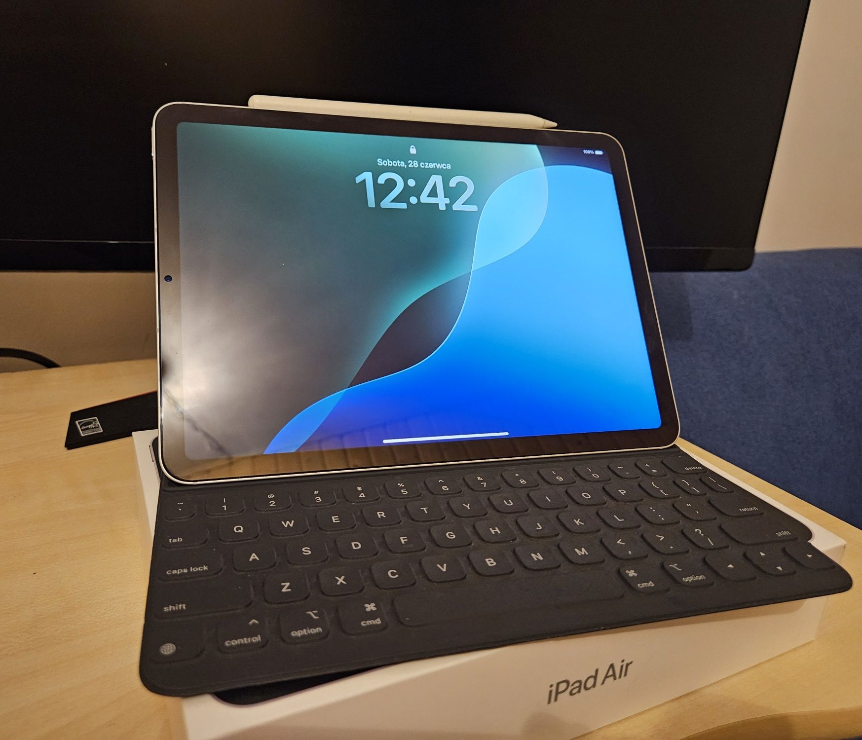 iPad Air 4 (Wi-Fi Cellular) z Apple Pencil 2 i Smart Keyboard Folio