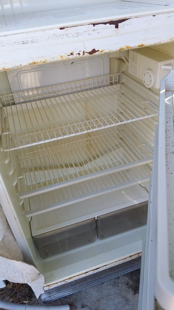 Vendo frigorífico completo com congelaror para desocupar