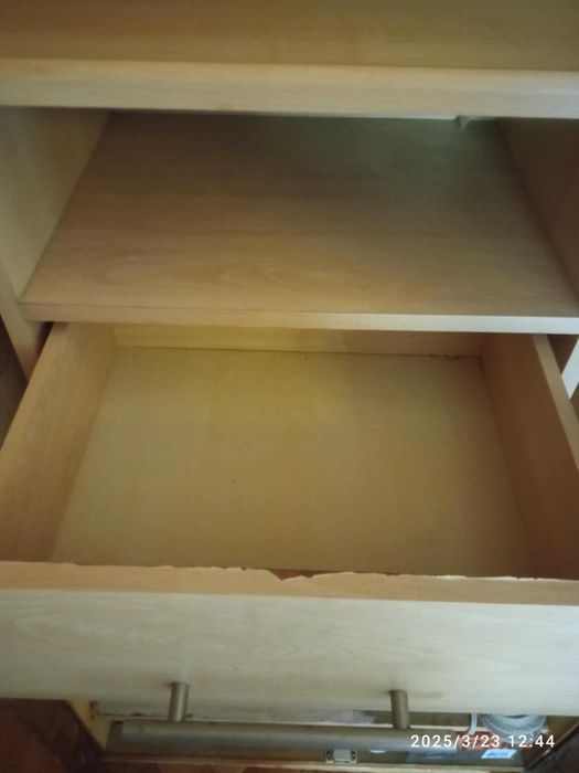 Używana szafka nocna jasna.