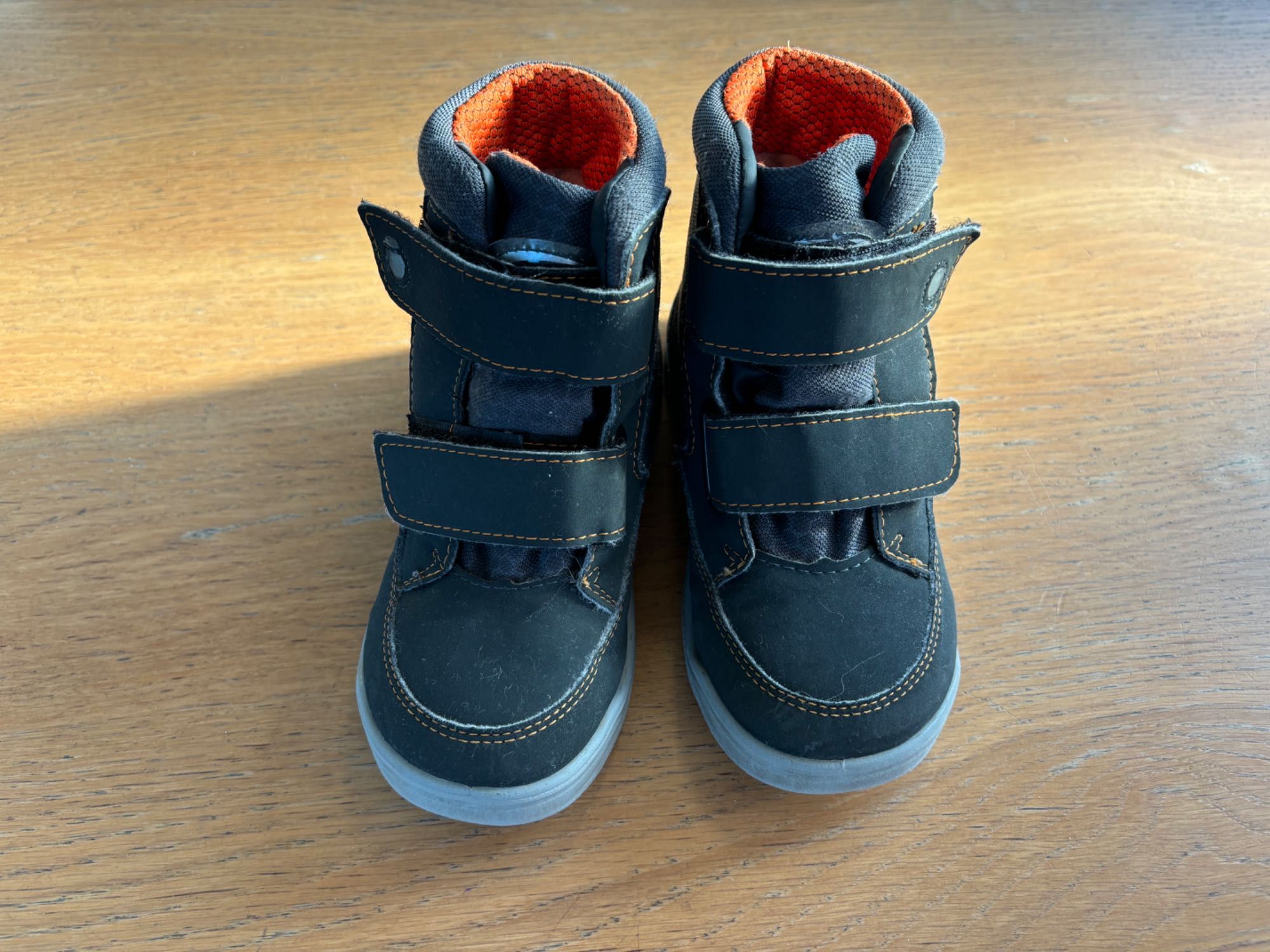 Buty jesienno zimowe wodoodporne r. 27 świecą