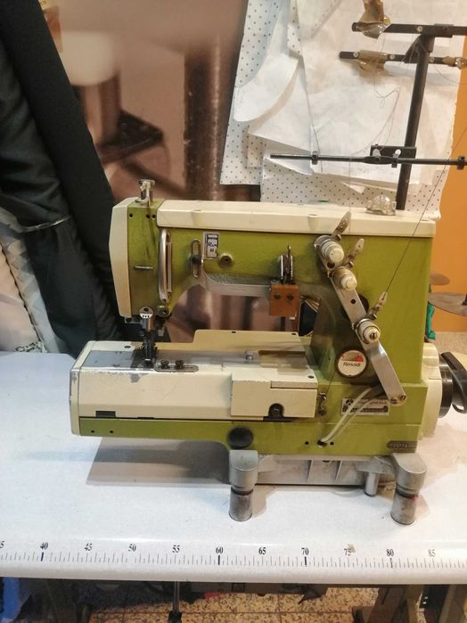 Máquina de recobrimento, de braço, 2 agulhas com corte de linha.
