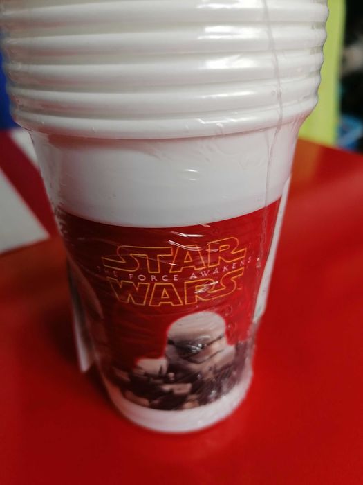 Artigos de festa- pratos e copos de papel/ plástico, ainda embalados.