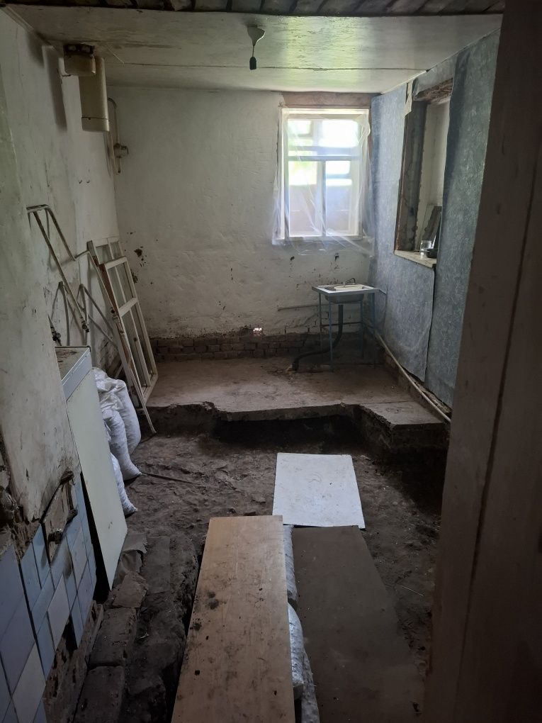 Пів будинку з присадибною ділянкою.
