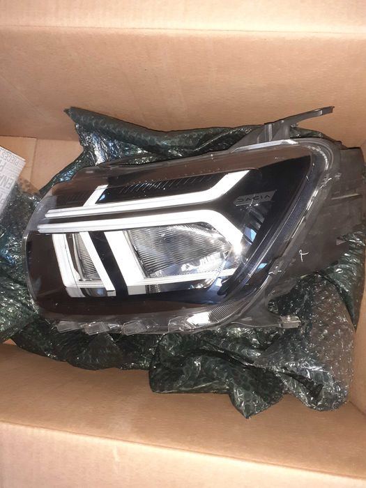Farol principal lado esquerdo Dacia Duster 2023