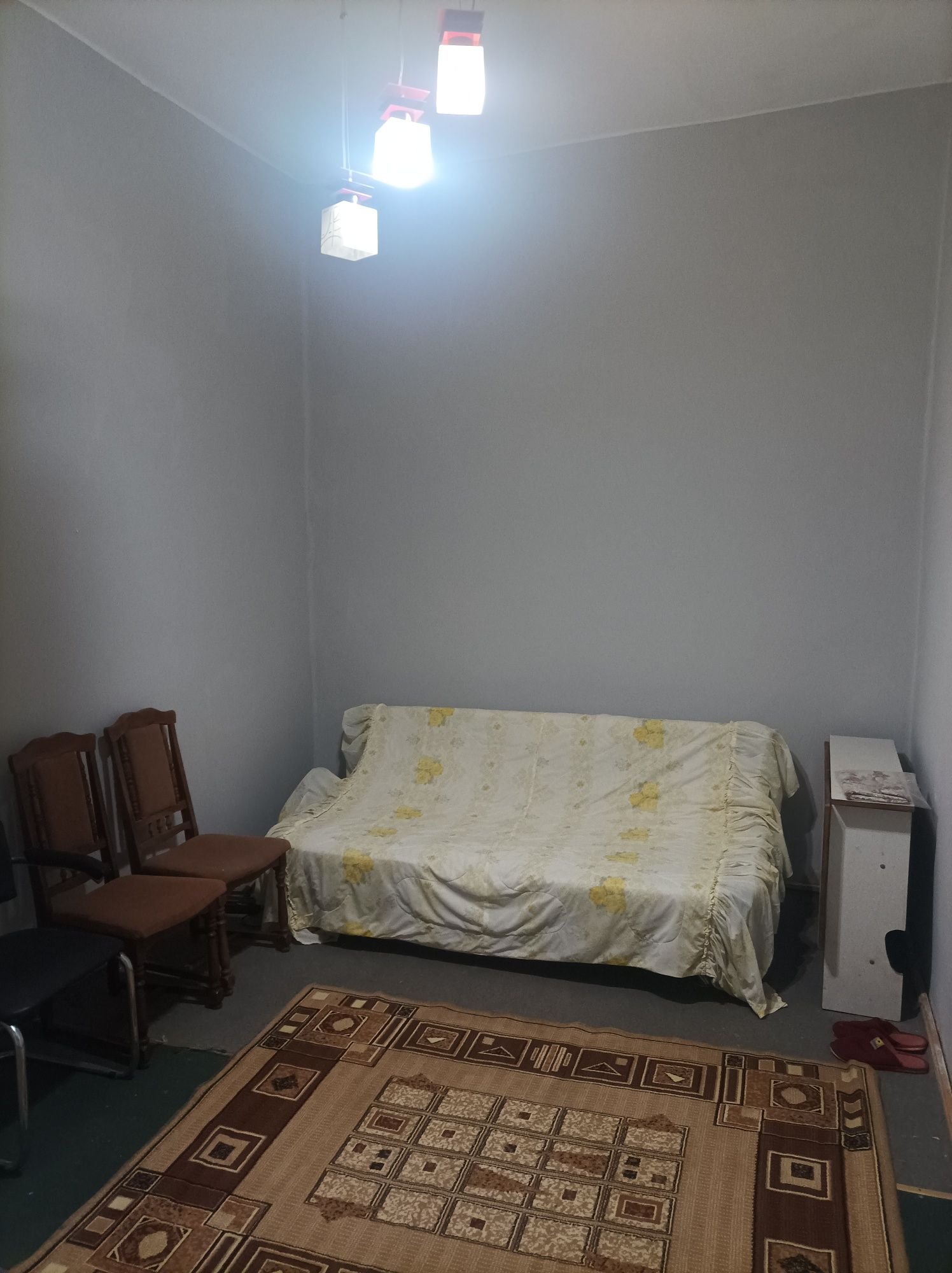 Здається двох кімнатна в тихому центрі.