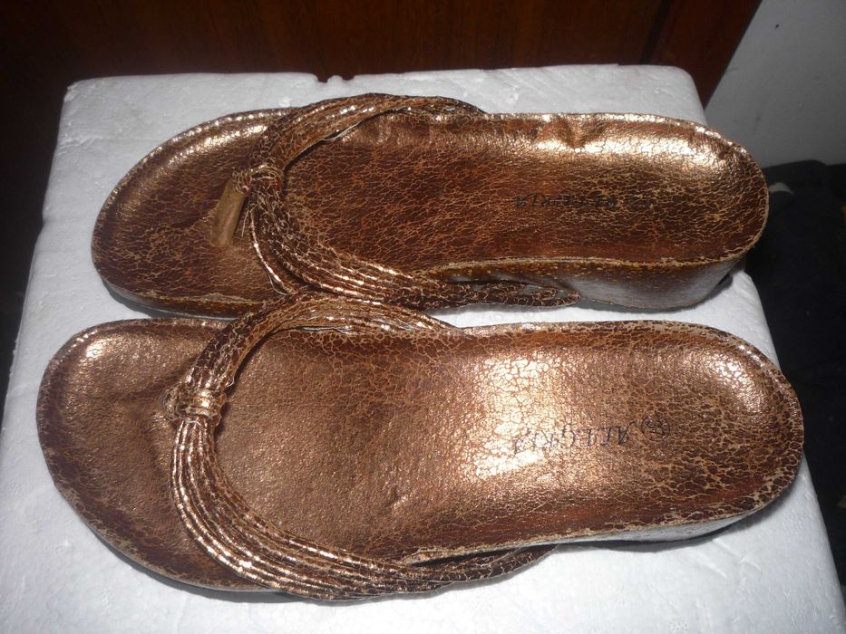 Ofereço sandálias 37