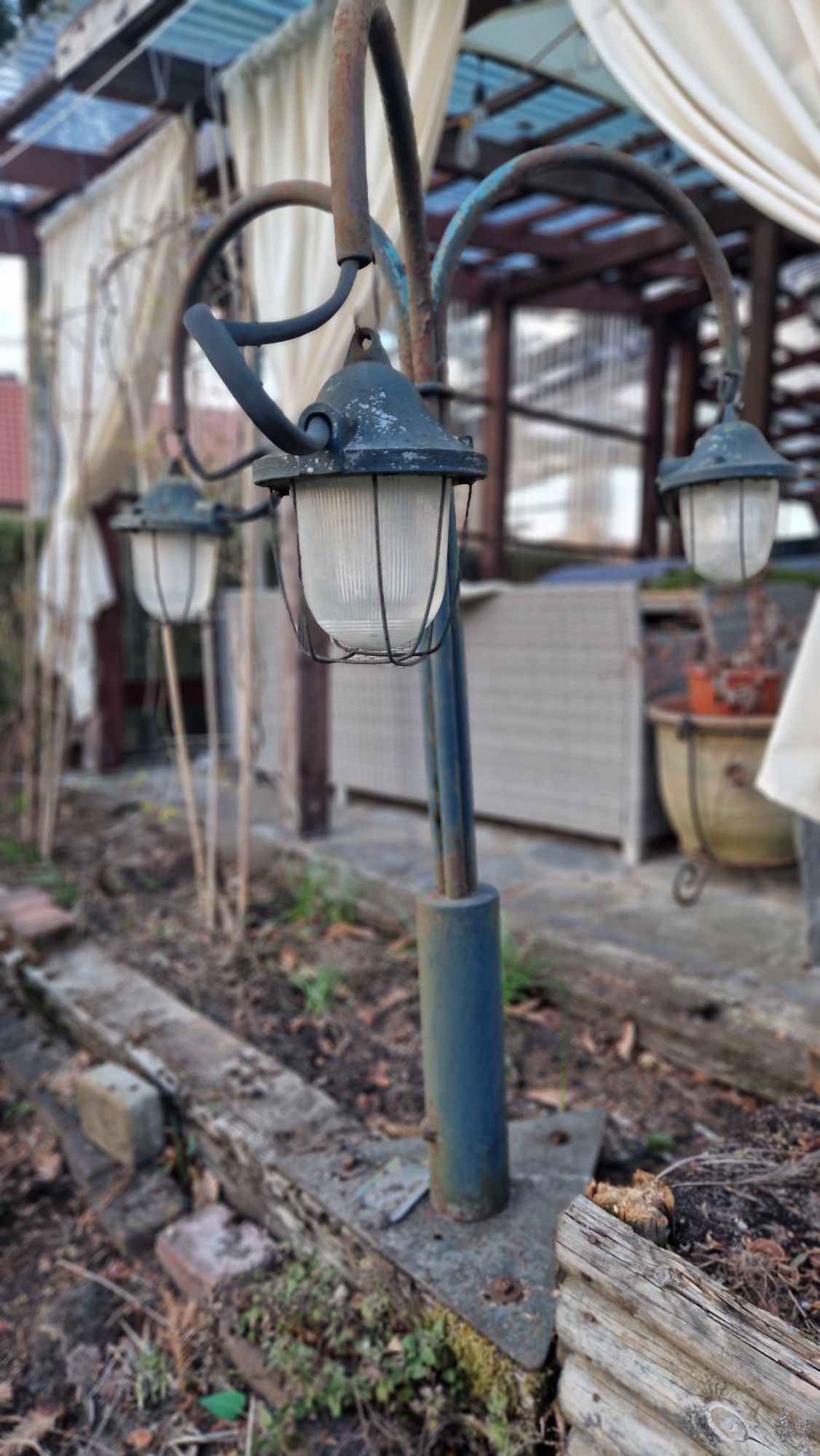 Piękne lampy parkowo ogrodowe