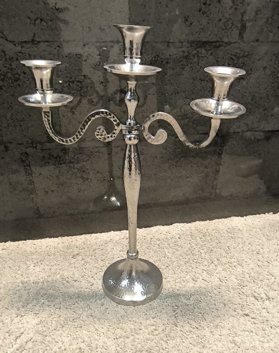 Belíssimo castiçal três lumes em metal, medidas: 44/30cm