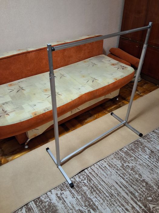 Продам металеву вішалку - стійку для одягу