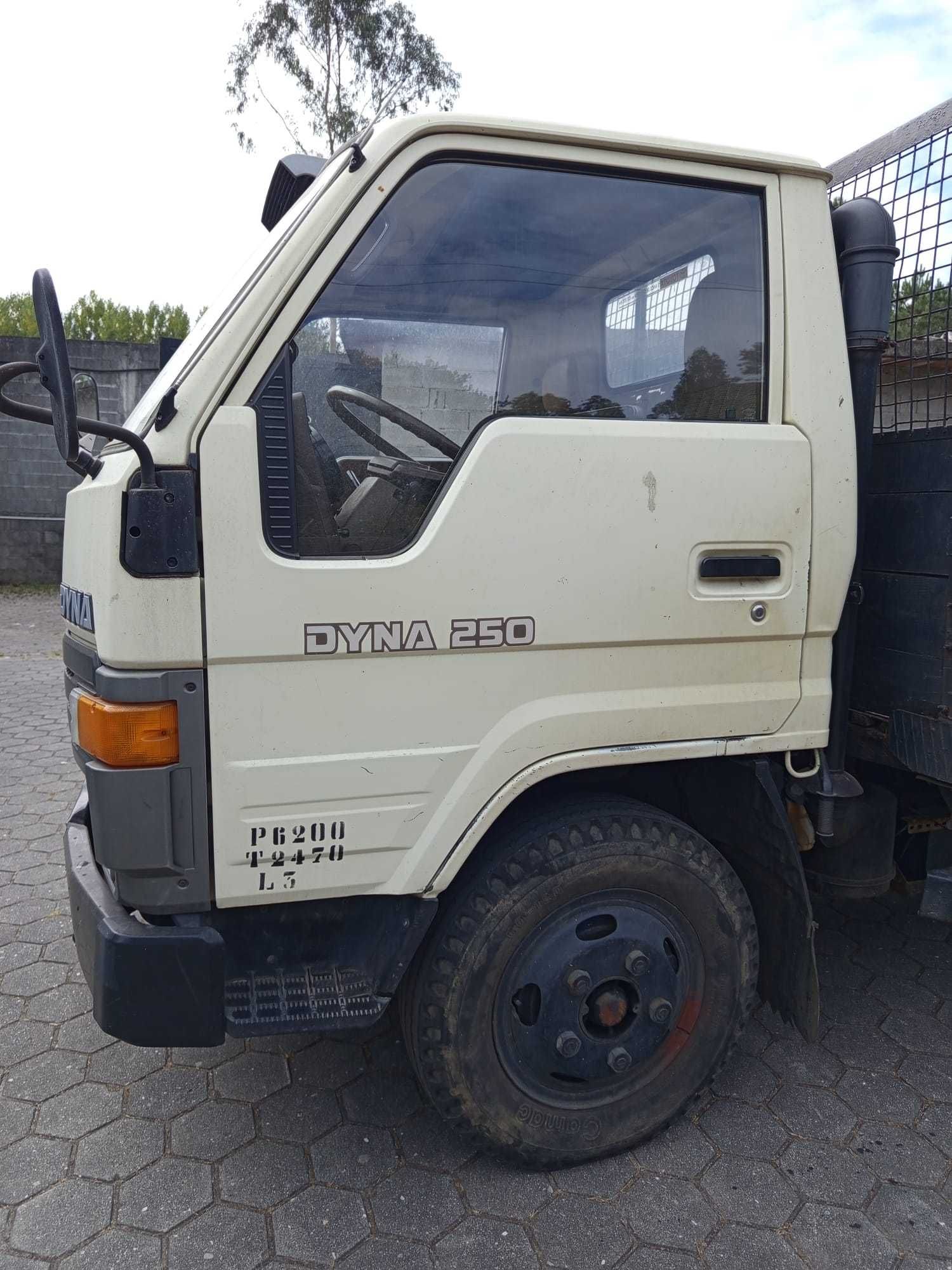 Toyota Dyna 250 - único dono