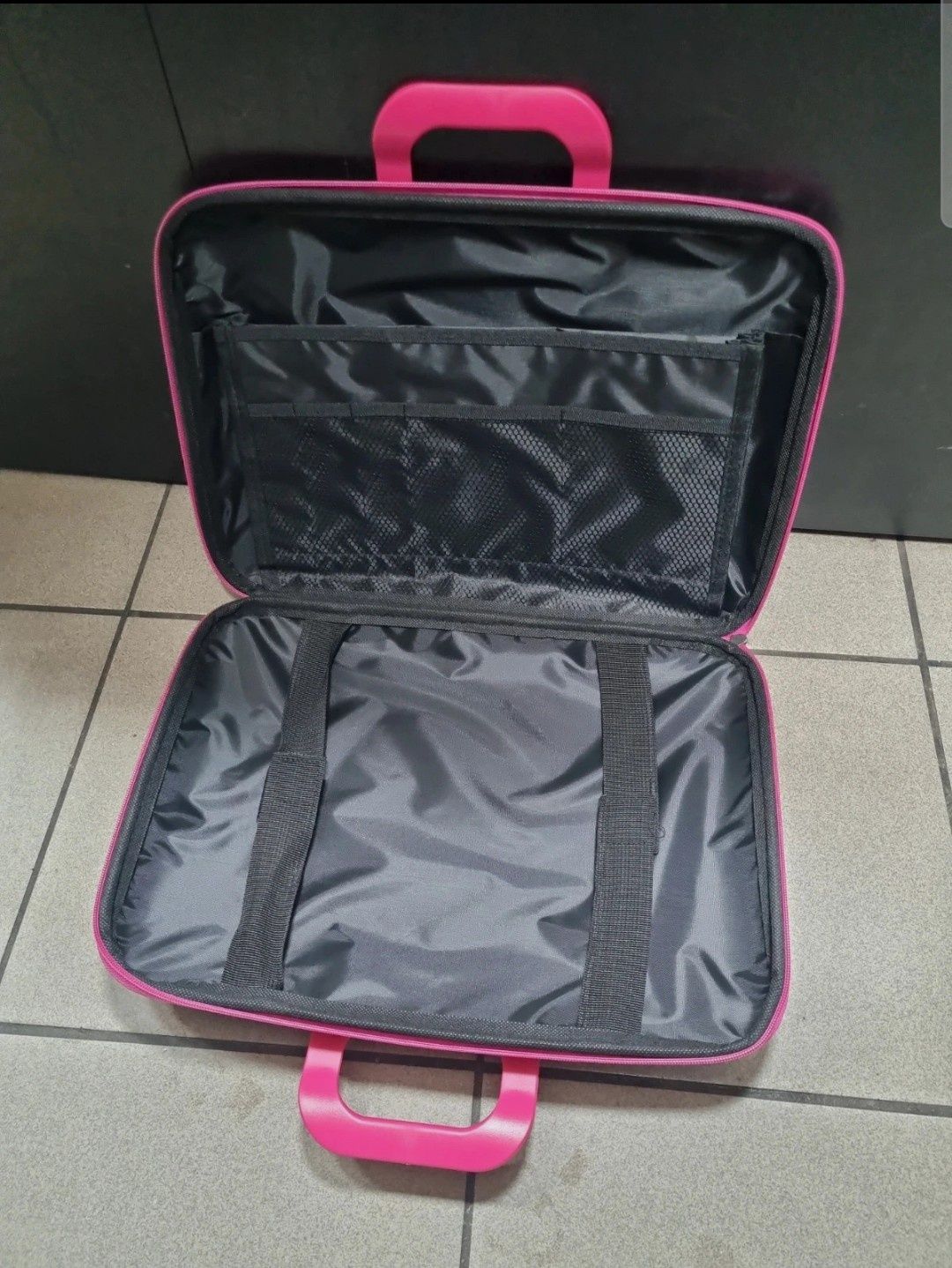 Różowa aktówka na dokumenty, laptop