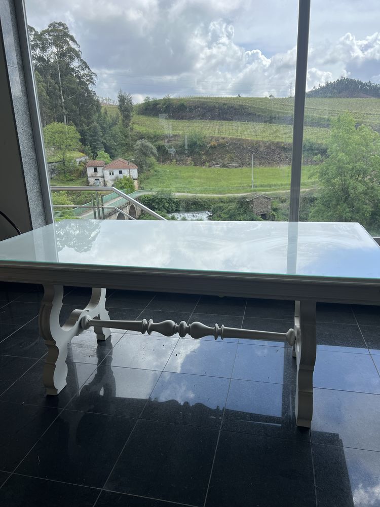 Mesa branca clássica com madeira branca e vidro