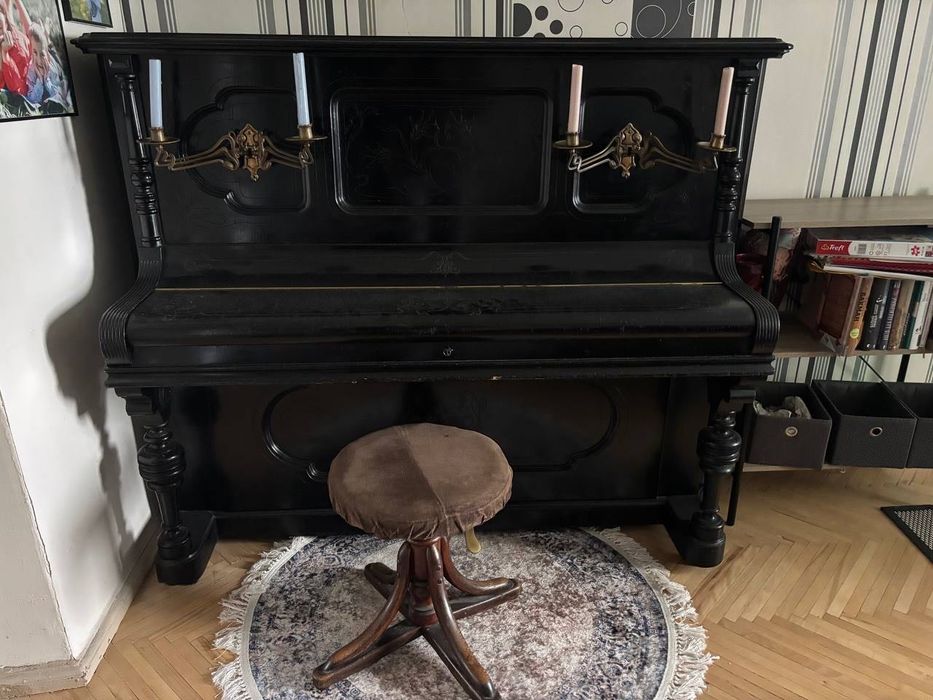 Піаніно Ronisch з підсвічниками