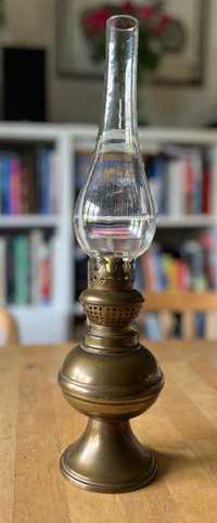 Stara, mosiężna lampa naftowa.