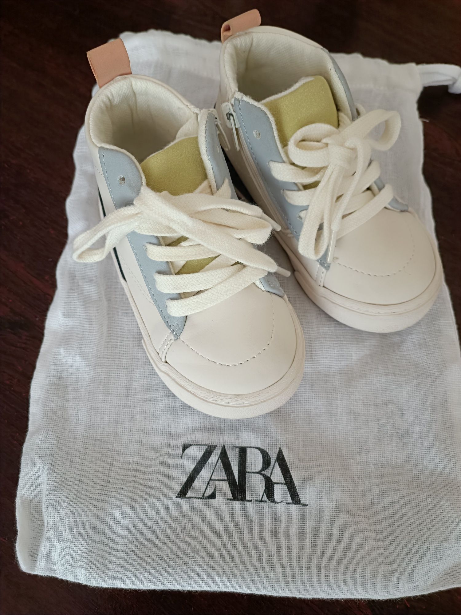 Дитячі кросівки Zara