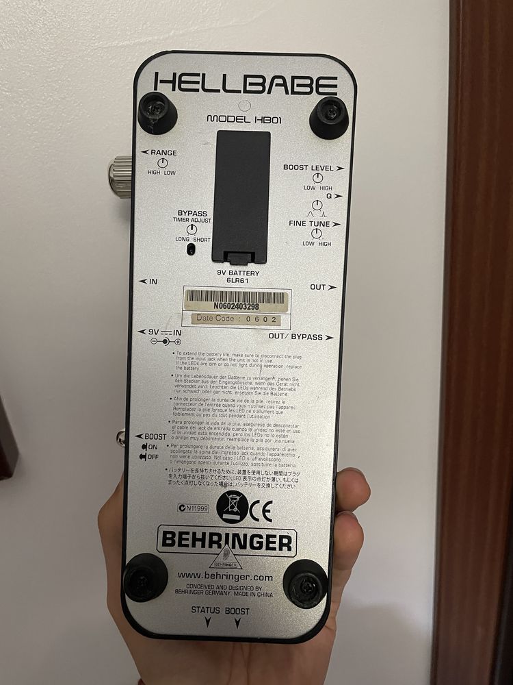 Pedal Guitarra/Baixo Wah Behringer Hell Babe