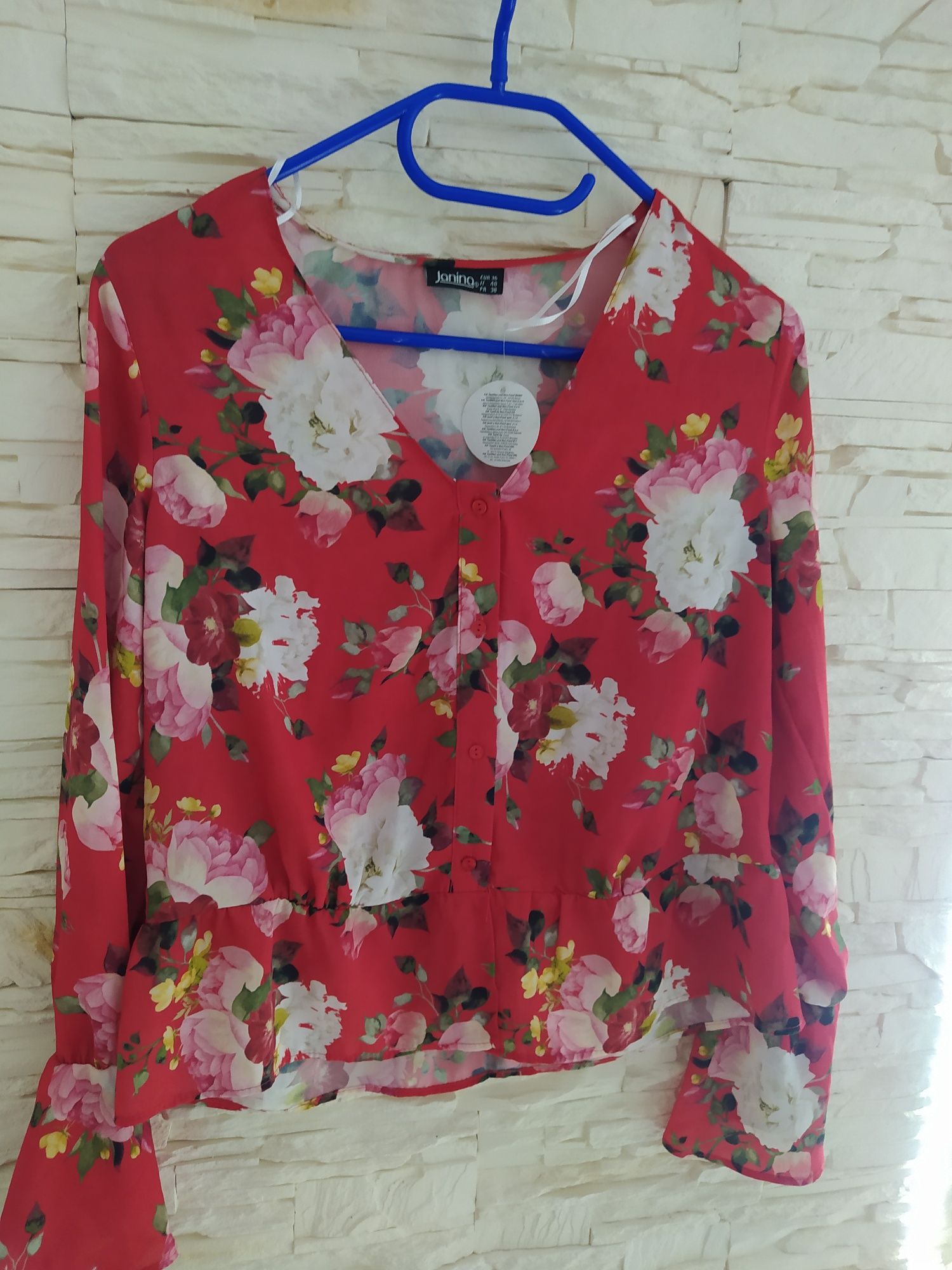 Czerwona bluzka w kwiaty 36