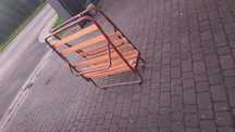 Łóżko polowe skladane posiada kółka transportowe