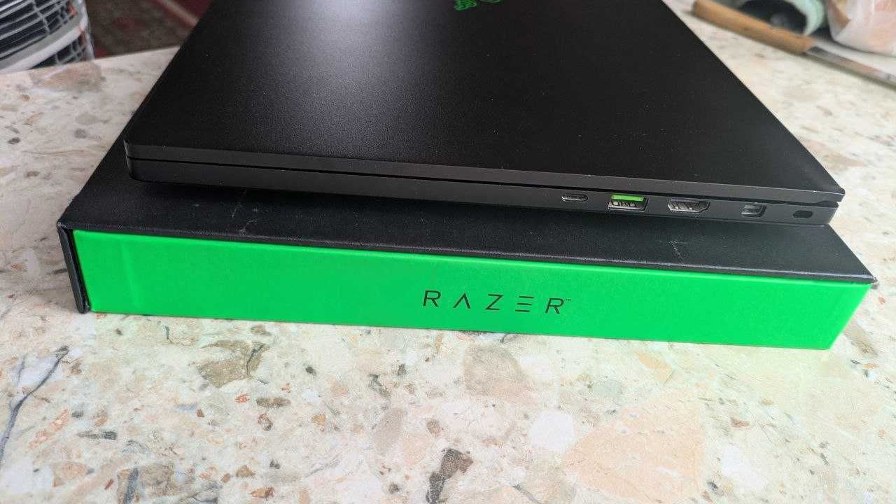 Razer Blade 15 Advanced 2018 i7-8750H GTX1070 16/500GB ноутбук