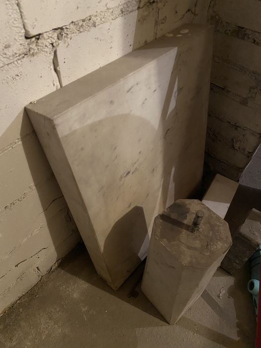 Płyta marmurowa i kolumienka kwietnik z marmuru białego komplet