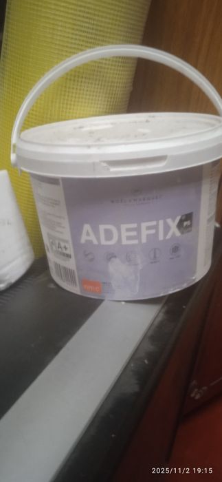 Клей монтажный ADEFIX P5 NMC   5 KG.   И одно ведро на половину полное