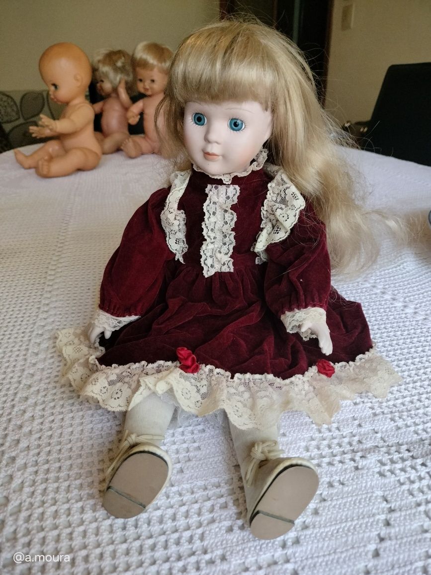 Antiga e bonita Boneca de Porcelana (20€)