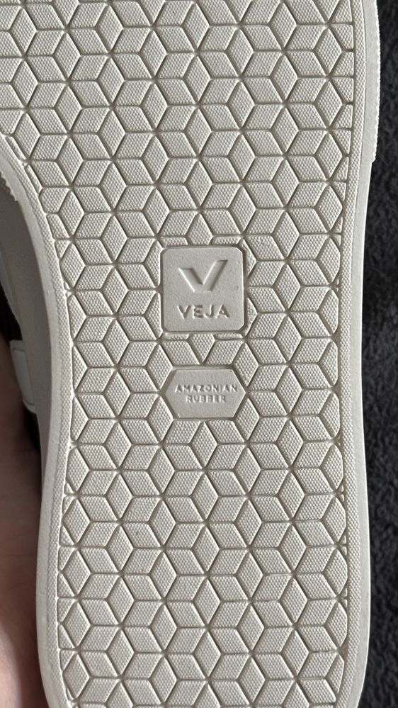 Нові кросівки Veja