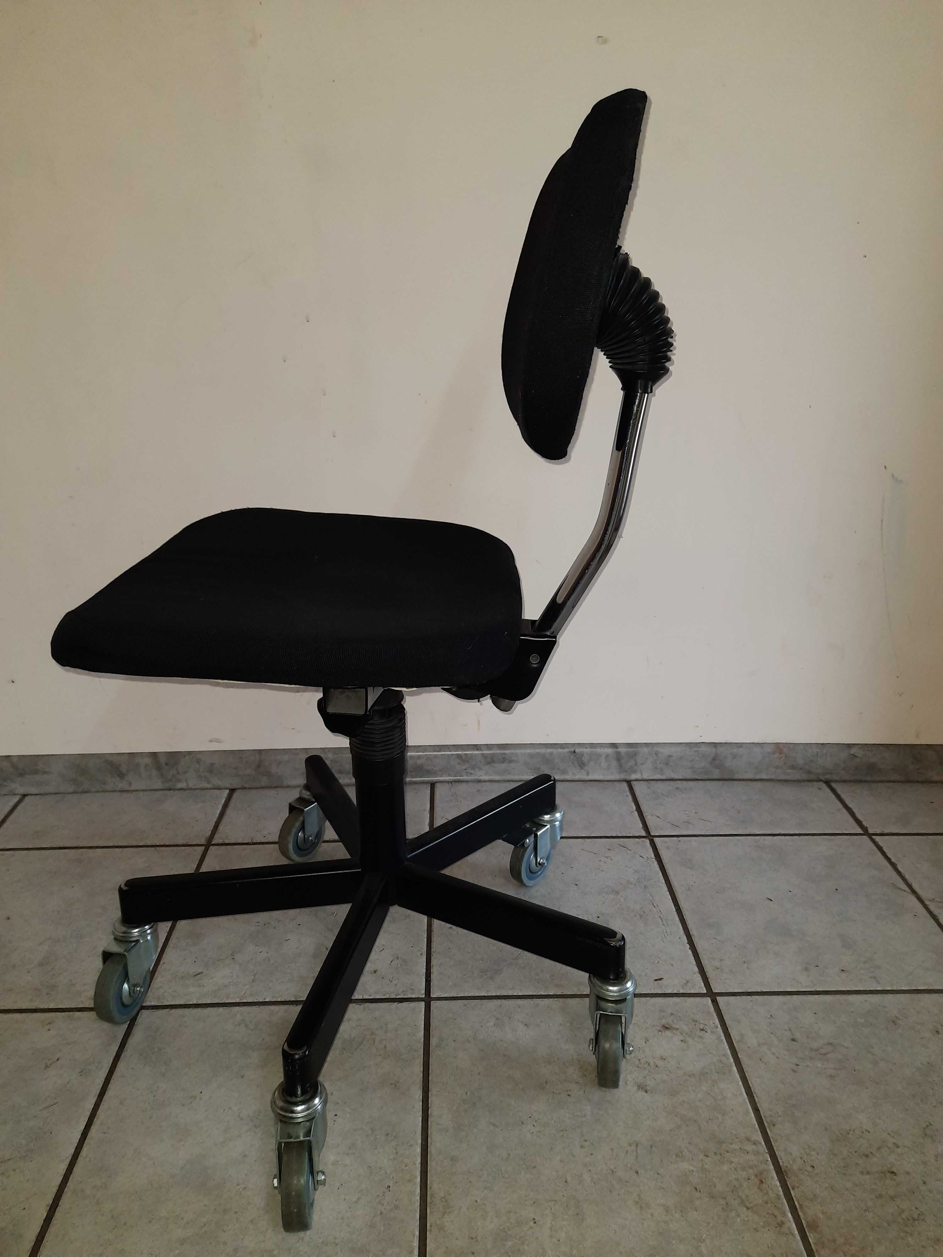 Krzesło metalowe tapicerowane na kółkach -do biura, zakładu.