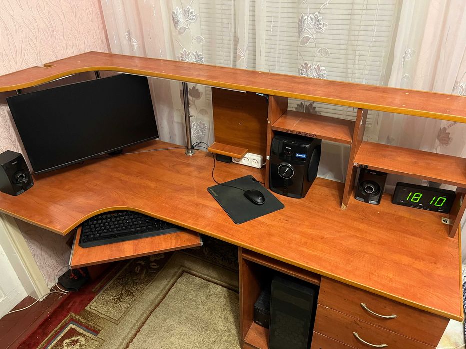 Комп'ютерний офісний стіл