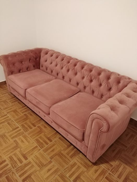Sofá de três lugares em veludo