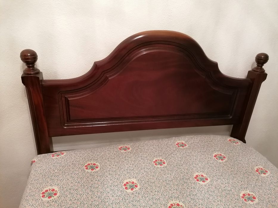 Cama de madeira. Design clássico