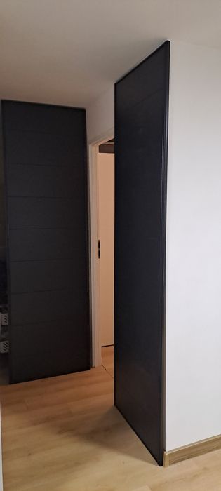 Czarne drzwi przesuwne