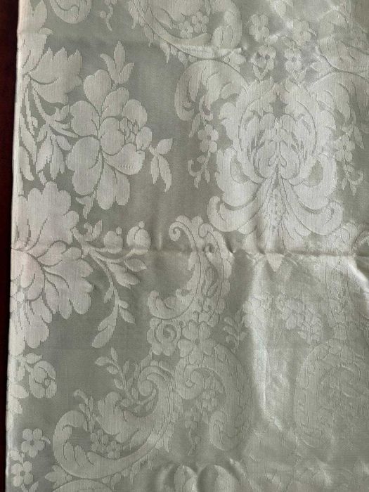 Várias colchas de damasco do século passado