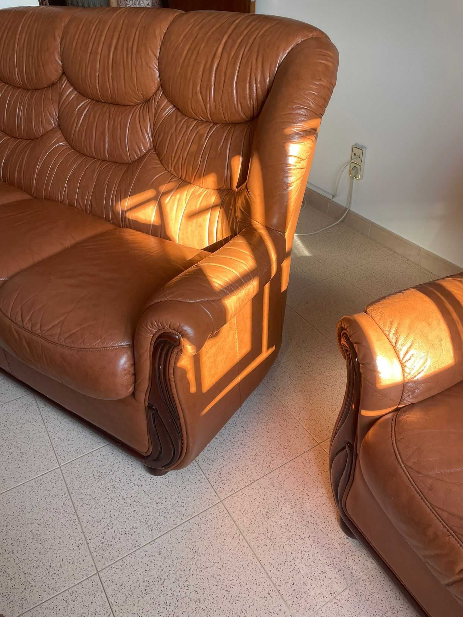 Sofá 3 lugares de couro castanho e duas Poltronas