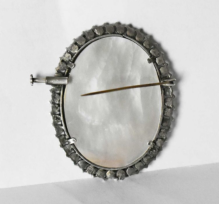 Antyczna broszka z portretem młodej kobiety