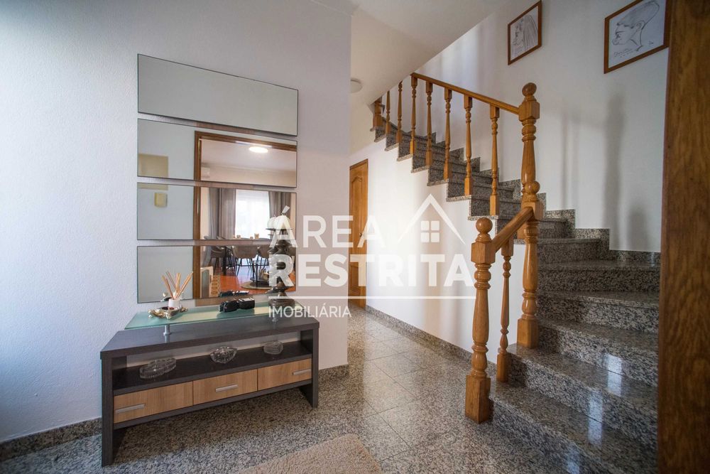 Quinta do Conde - Moradia Geminada T2+1 c/ Garagem em Excelente Estado